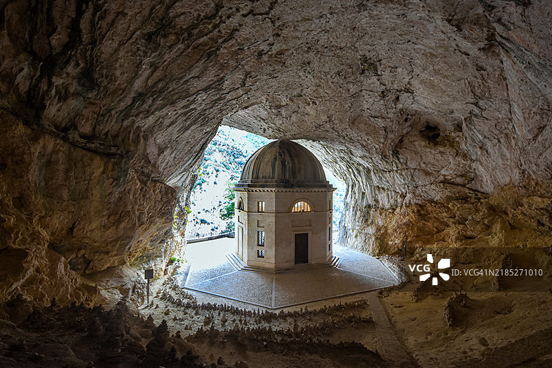 瓦拉迪耶尔神庙(Tempio del Valadier)位于意大利马尔凯大区安科纳省根加的喀斯特洞穴内,靠近弗拉萨西洞穴。图片素材