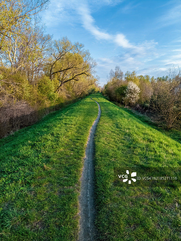宁静的乡村小径在洁净的天空下图片素材