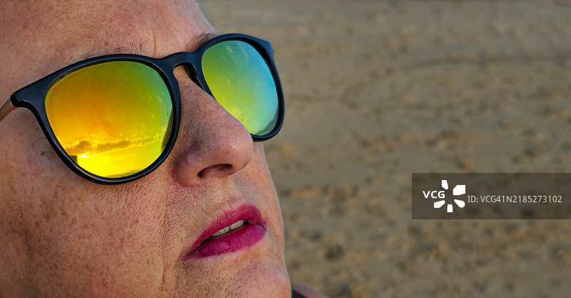 眼镜中的风景倒影。图片素材