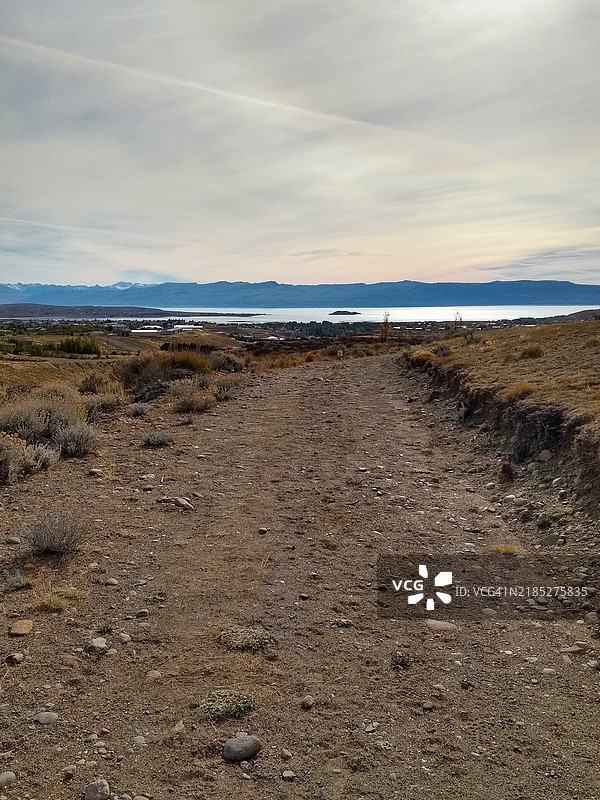 阿根廷巴塔哥尼亚埃尔卡拉法特附近的道路图片素材