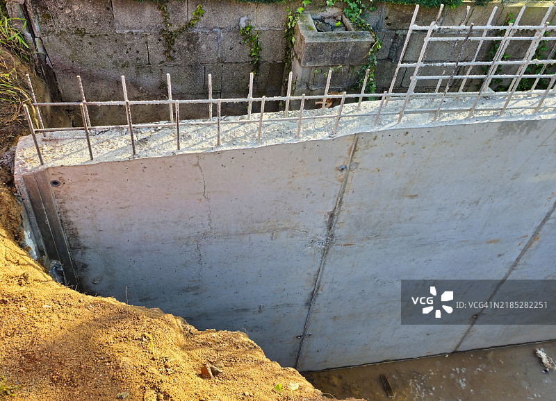 灰色混凝土墙的施工。图片素材