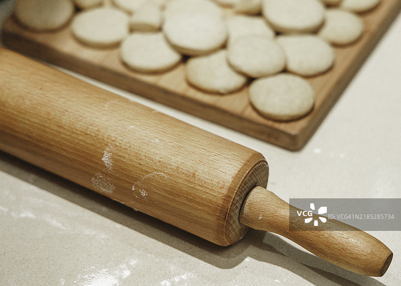 使用木质擀面杖制作自制饼干图片素材