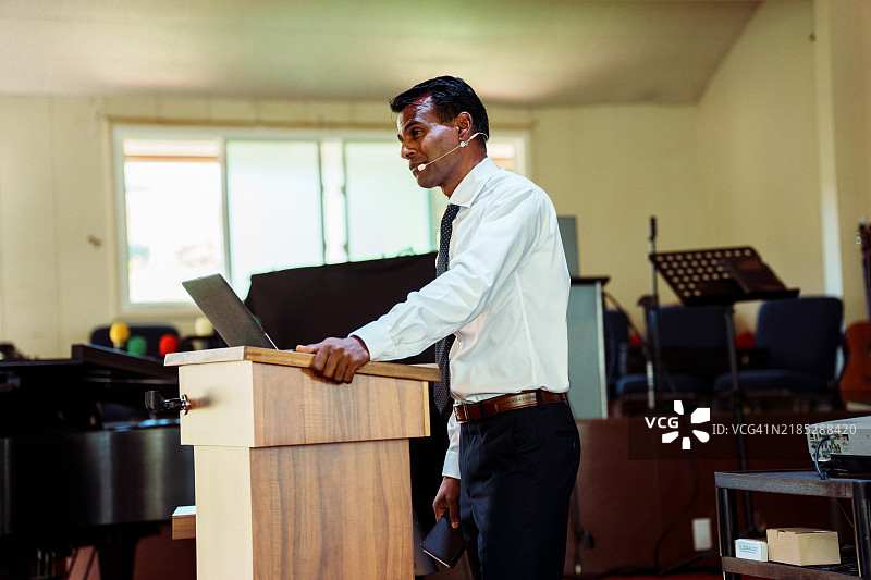 牧师在基督教礼拜中讲道图片素材