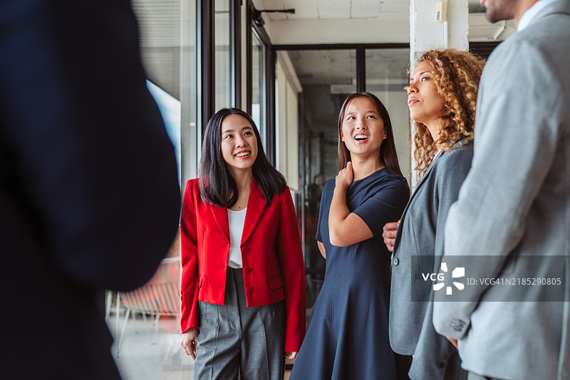 商务人士在办公大楼内交谈图片素材