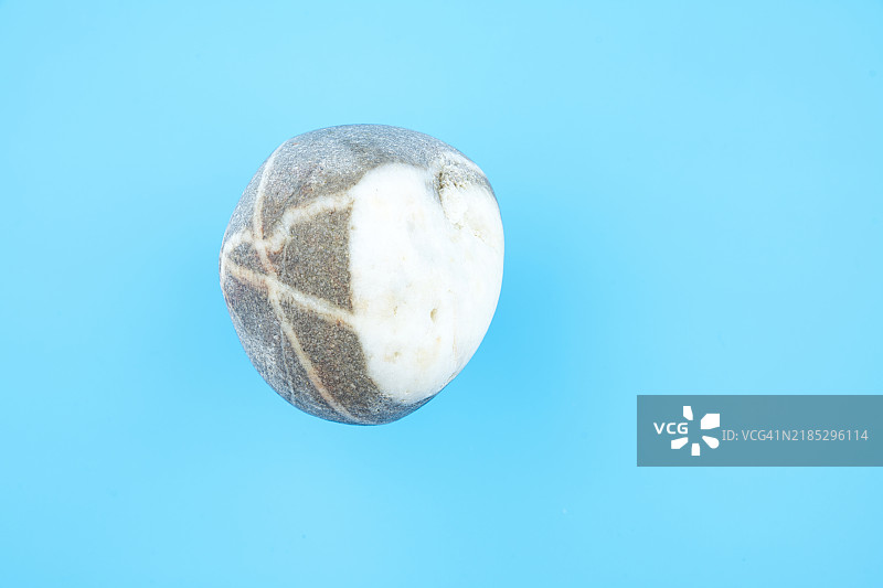 带有心形图案的圆润卵石。图片素材