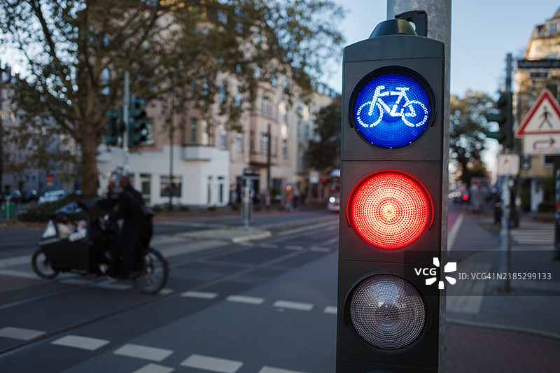 城市交叉口的自行车交通信号灯图片素材