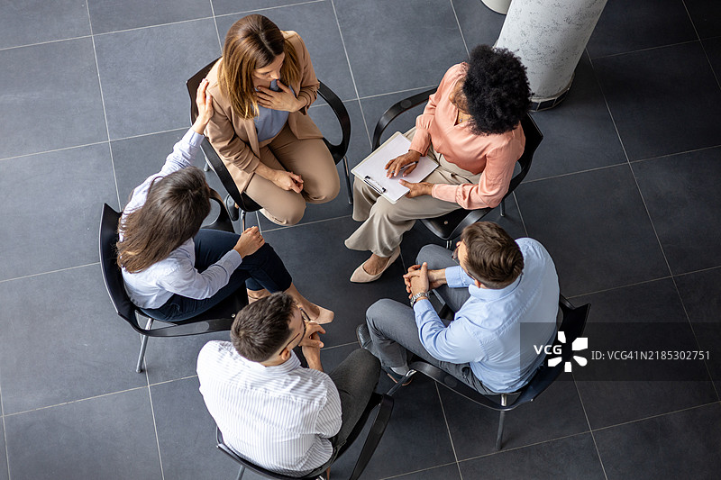 一群人在协作会议中图片素材
