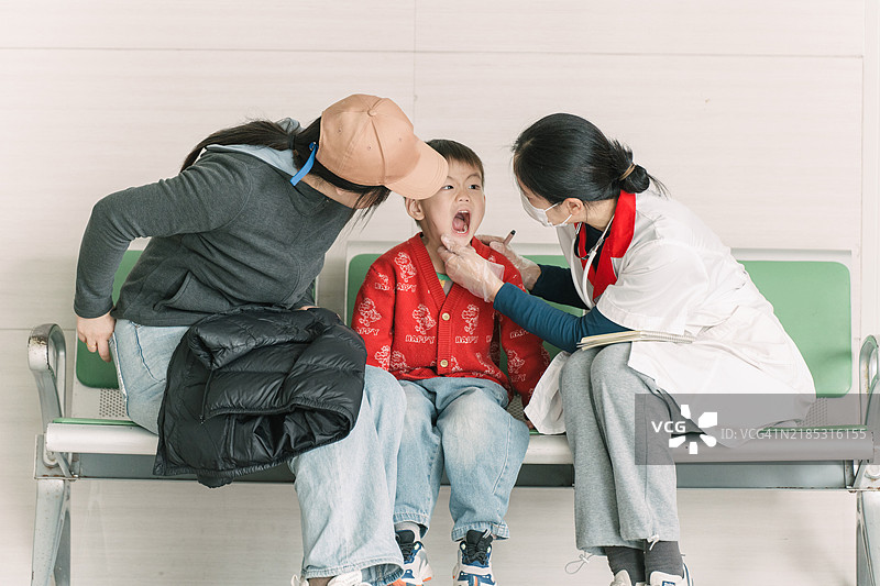 亚洲儿童在儿童医院康复后向医生告别图片素材