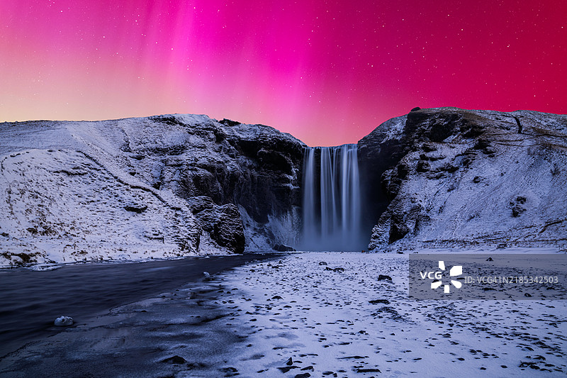 斯科加瀑布在北极光下的夜晚。冰岛图片素材