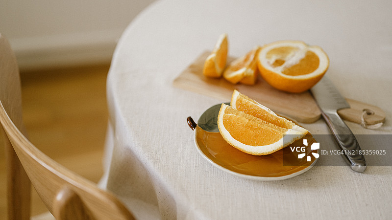 水果盘上的橙子片，健康饮食的简单之道图片素材