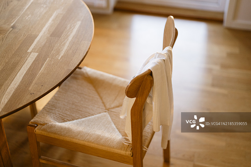 现代厨房的橡木家具上挂着衣物的椅子图片素材