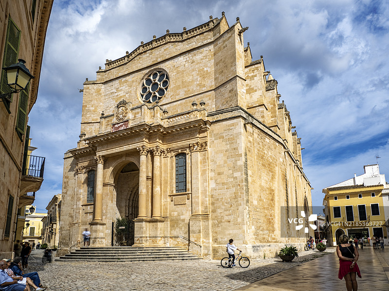 巴利阿里群岛的梅诺卡岛西乌塔德拉大教堂的历史中心和外立面。图片素材