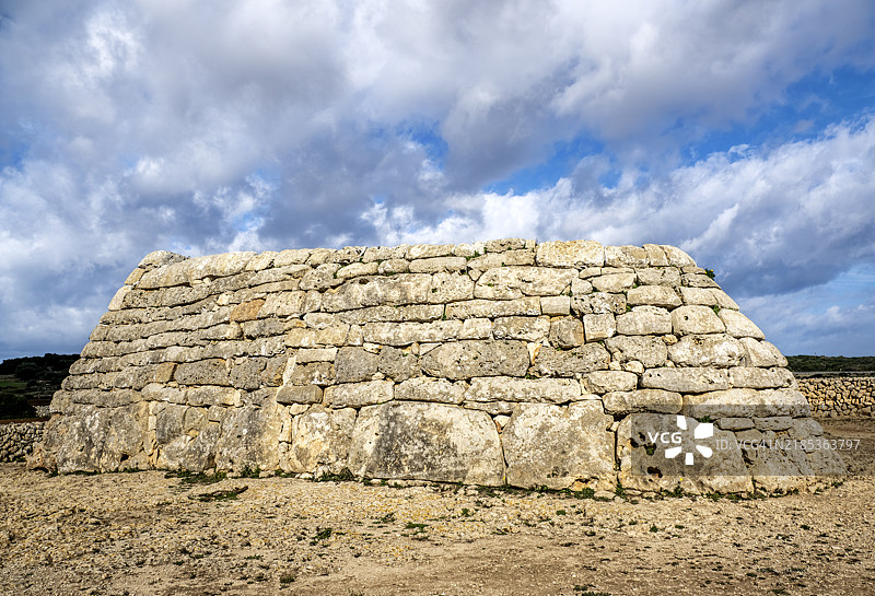 梅诺卡岛上的古代巨石墓室风景，纳维塔·德斯·图东斯。图片素材
