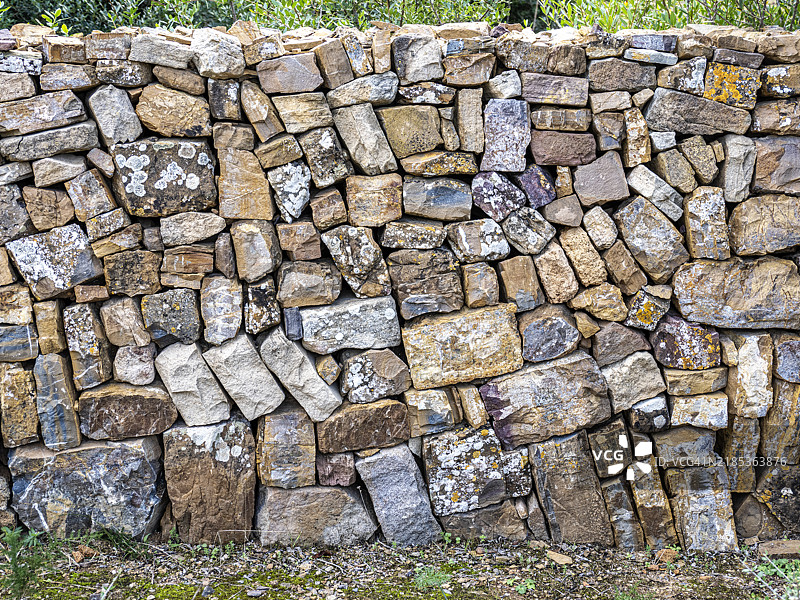 梅诺卡岛上用于分隔农田的干石墙。图片素材