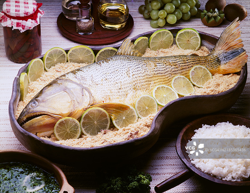桌上摆放着用香料调味的烤鱼图片素材