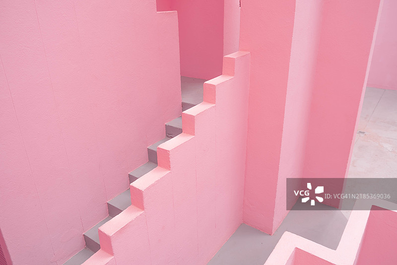 粉色建筑，带有台阶，极简设计与几何形状图片素材