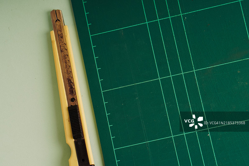 绿色切割垫和刀具图片素材