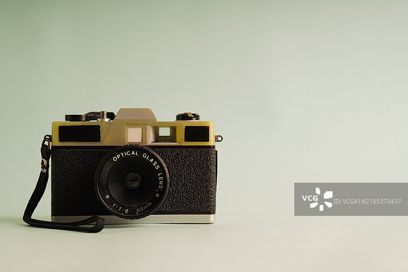 复古相机特写，背景为柔和色调图片素材