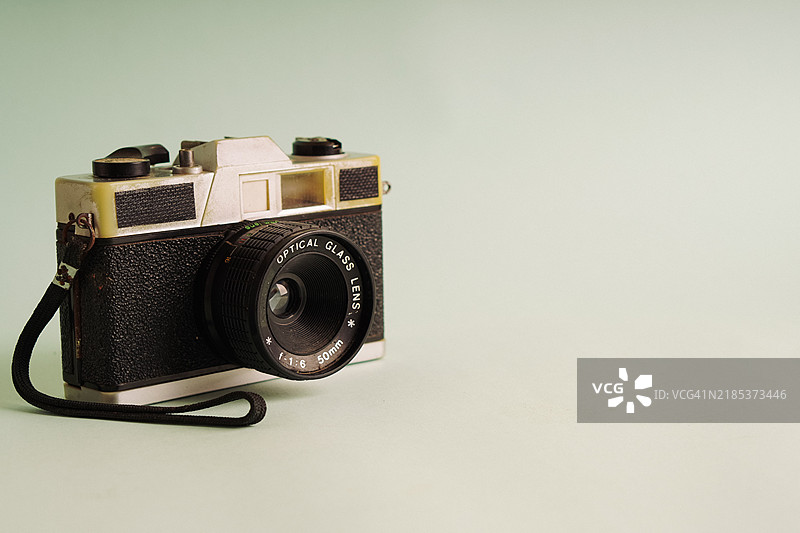 复古相机特写，背景为柔和色调图片素材