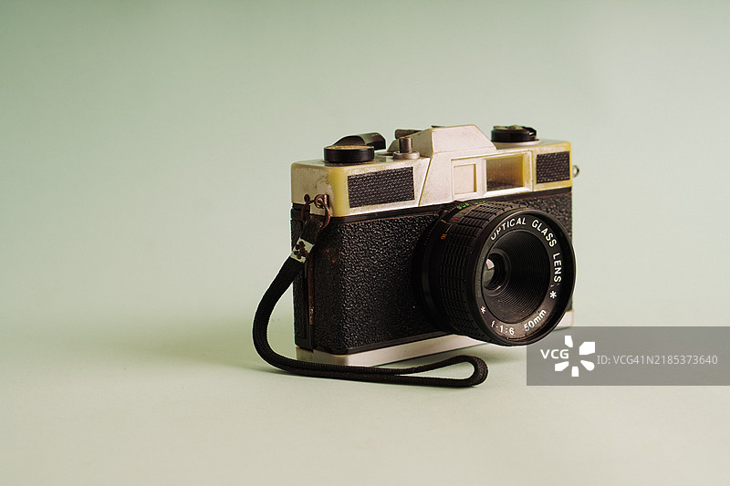 复古相机特写，背景为柔和色调图片素材