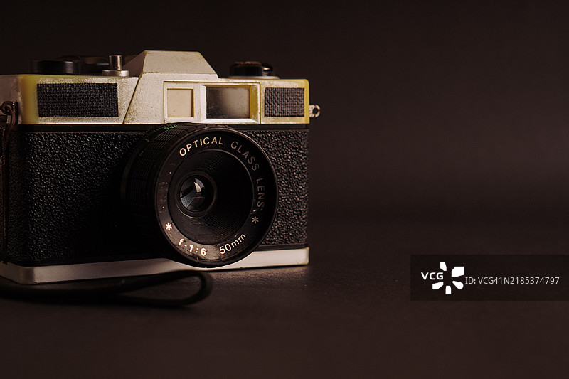 黑色背景下的复古相机特写图片素材