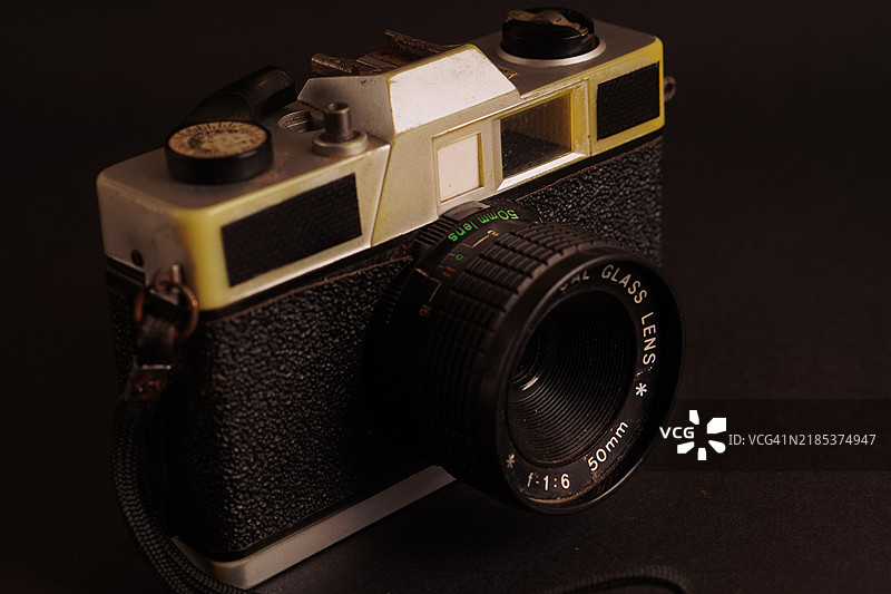 黑色背景下的复古相机特写图片素材