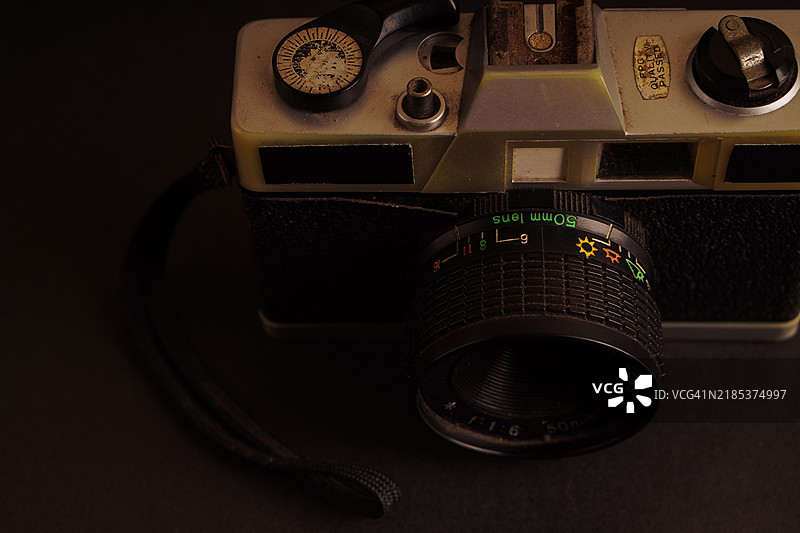 黑色背景下的复古相机特写图片素材
