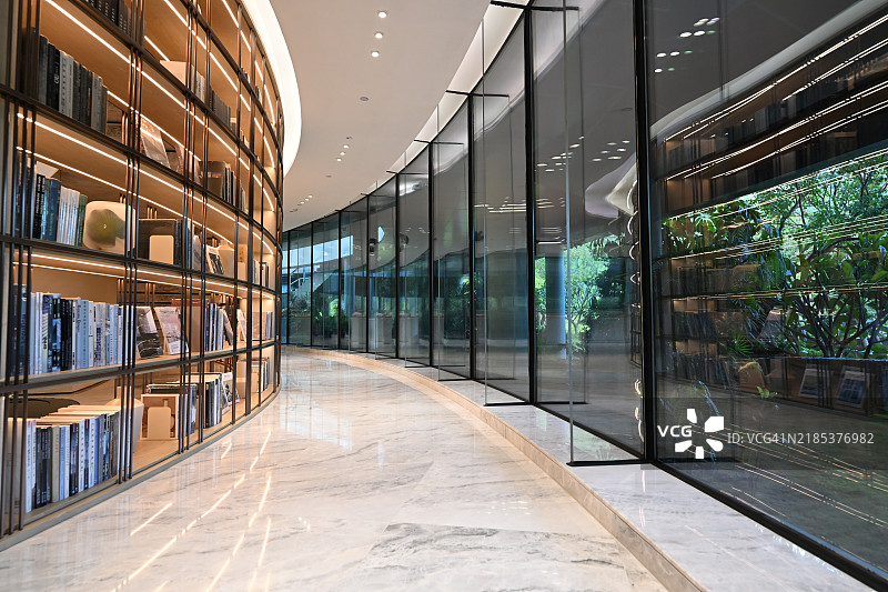现代装饰的图书馆，带有弯曲的阳台玻璃图片素材