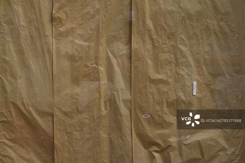 棕色纸张覆盖着关闭商店的窗户图片素材