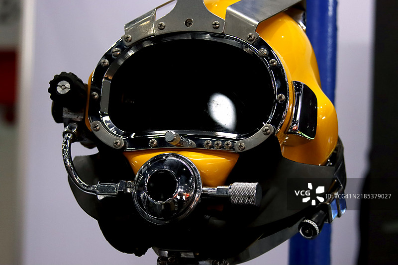 黄色深海潜水头盔。图片素材