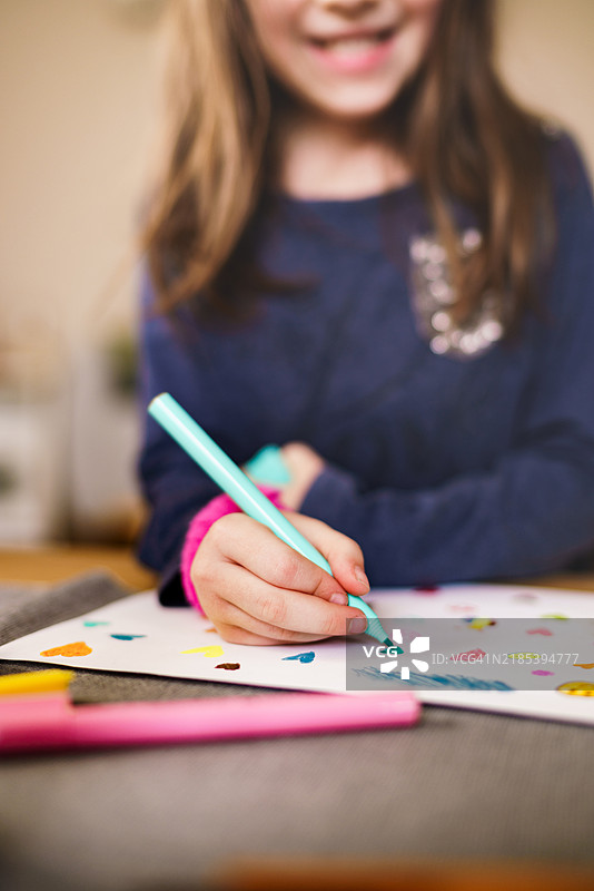 女孩在家里专心画画的特写镜头图片素材