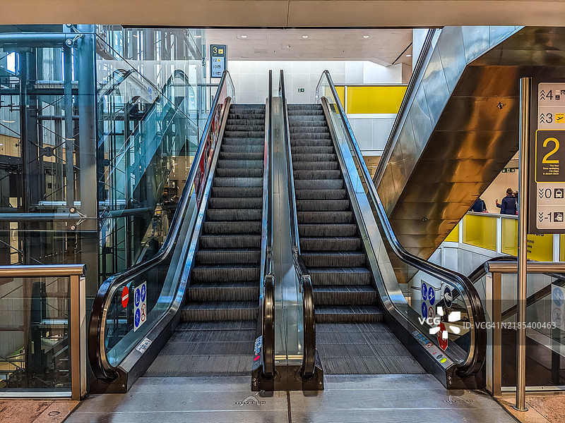 布鲁塞尔机场航站楼的自动扶梯图片素材