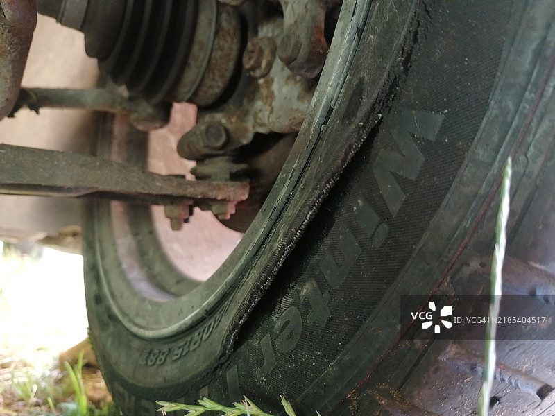 汽车上的破损冬季轮胎图片素材