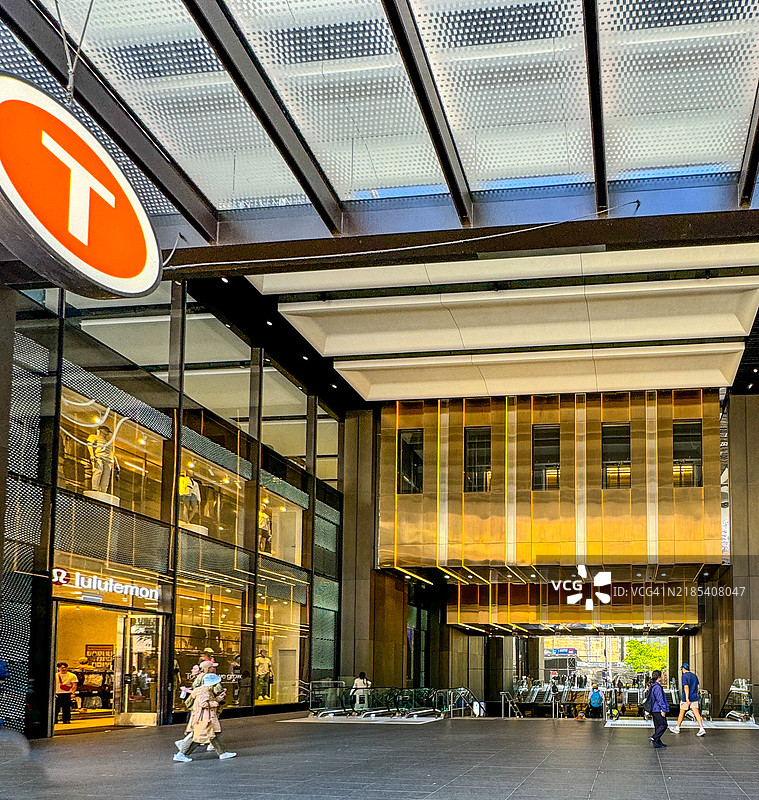 人们在悉尼布鲁克菲尔德广场的入口外走动图片素材