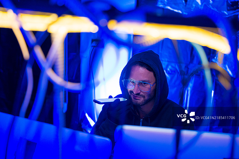 黑客利用智能手机漏洞进行网络犯罪，强调移动安全风险、身份盗窃和金融欺诈。图片素材