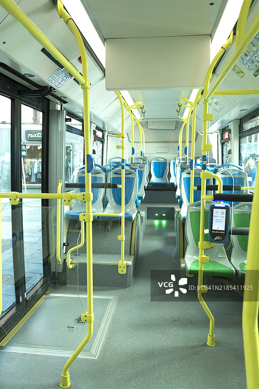 西班牙马德里第二线路的城市公交车内部，服务于查伯里地区图片素材