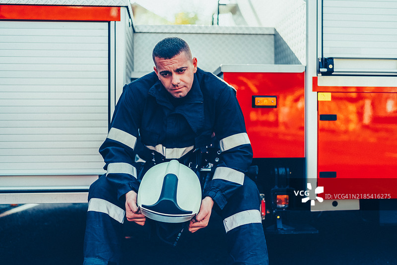 救援行动后的消防员图片素材