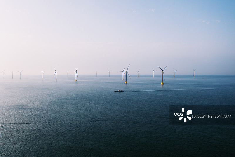 无人机视角下的海上风力涡轮机图片素材