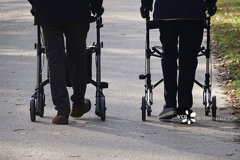 象征性的图像，老年人使用助行器散步，秋天，萨克森，德国，欧洲图片素材