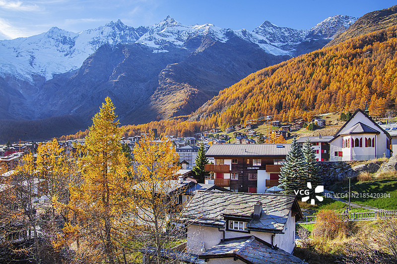 秋季萨斯费，瓦莱州，瑞士，欧洲的米沙贝尔山脉村庄景观，背景是4545米的多姆峰和4491米的塔施霍恩峰。图片素材