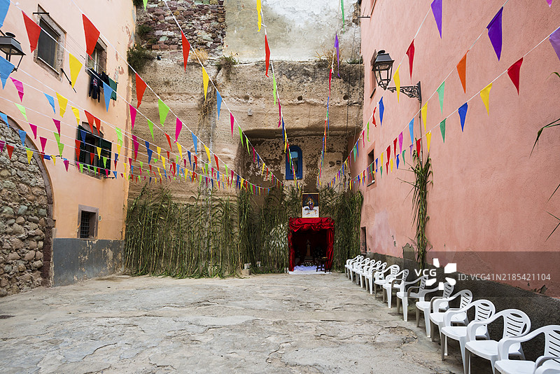 装饰华丽的小巷和彩色房屋,雷尼奥斯阿尔托斯的圣母节,博萨,奥里斯塔诺区,撒丁岛,意大利,欧洲图片素材