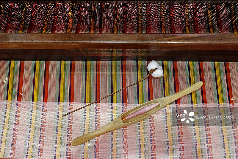 古老织机上的梭子编织工具和线，传统泰国织布机，纺织生产图片素材
