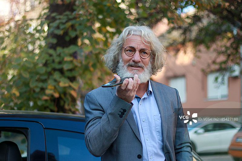 银发老年商人与汽车亲密接触图片素材