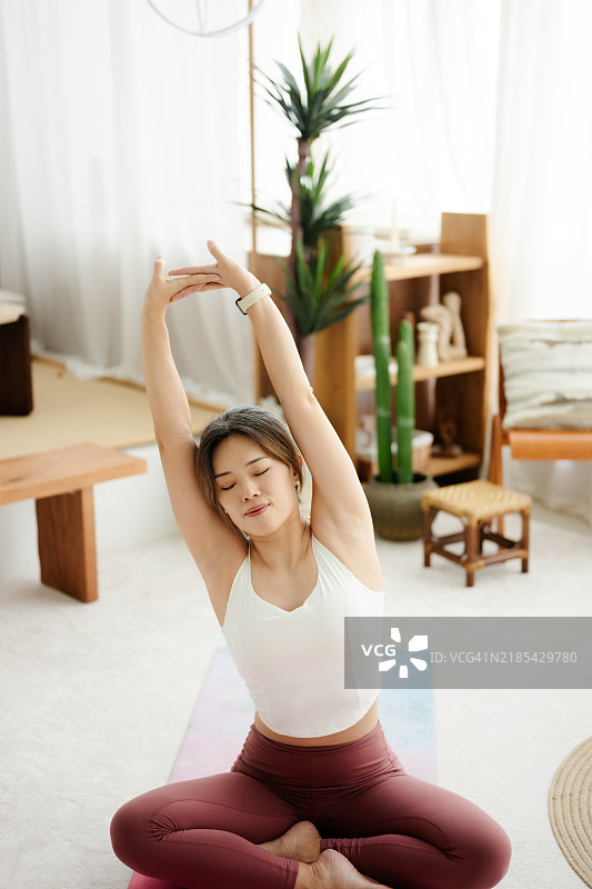 寻找平衡：年轻女性在家中的瑜伽之旅图片素材