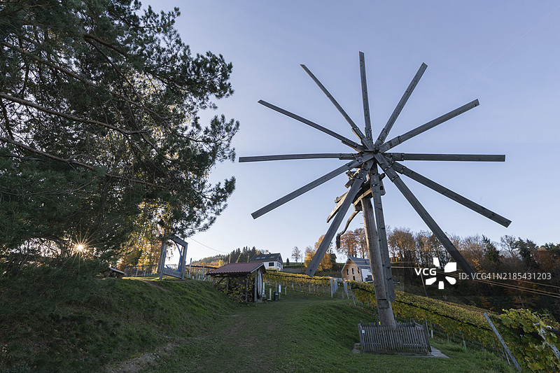 秋天的氛围，阳光透过葡萄园，世界上最大的克拉波特兹，德梅尔科根，圣安德烈-霍赫市，施蒂利亚，奥地利，欧洲图片素材