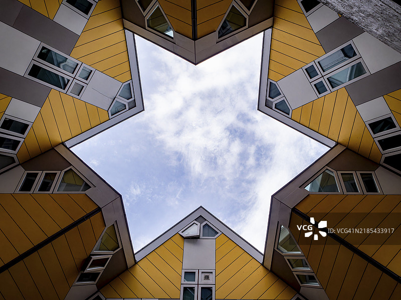 荷兰南荷兰省鹿特丹皮特·布洛姆设计的现代黄色立方体房屋中央的六角星形状图片素材