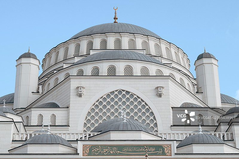 宏伟的清真寺，拥有多个圆顶和几何图案，背景是湛蓝的天空图片素材