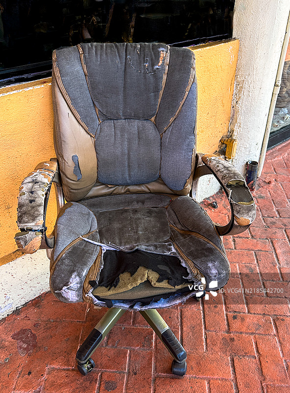 旧的、脏的、破旧的、损坏的二手旋转椅图片素材