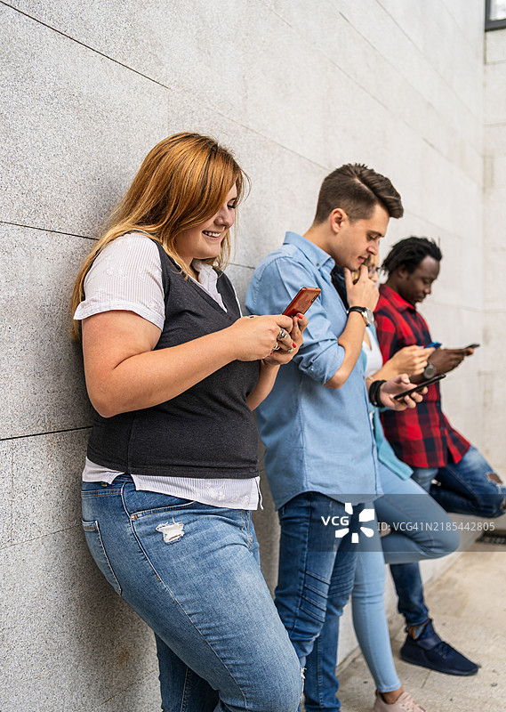 朋友们在使用智能手机图片素材