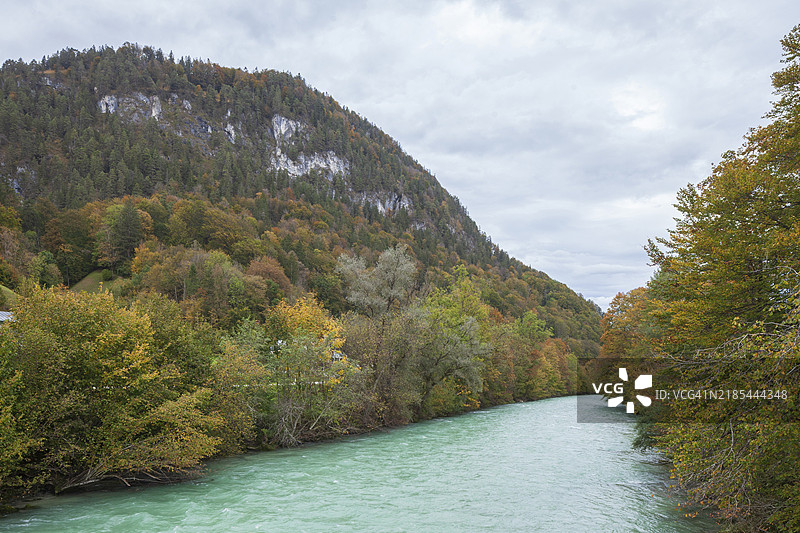 秋季的贝希特斯加登阿赫河,马尔克特谢伦贝格,贝希特斯加登,贝希特斯加登地区,上巴伐利亚,巴伐利亚,德国,欧洲图片素材